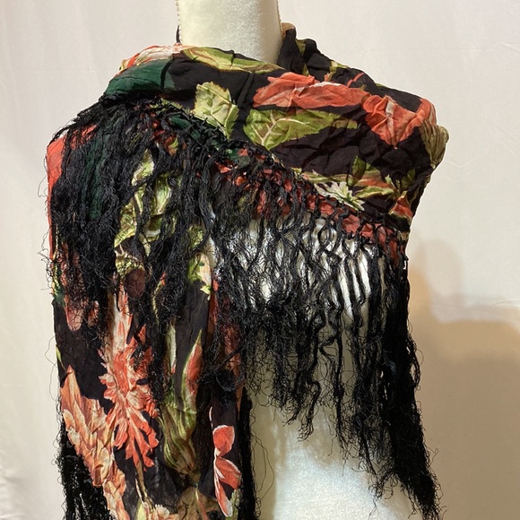 “ATG”ALL THAT GLITTERS OF SAN FRANCISCO BRAND NEW FLORAL FRINGED SCARF/SHAWL - Picture 2 of 10